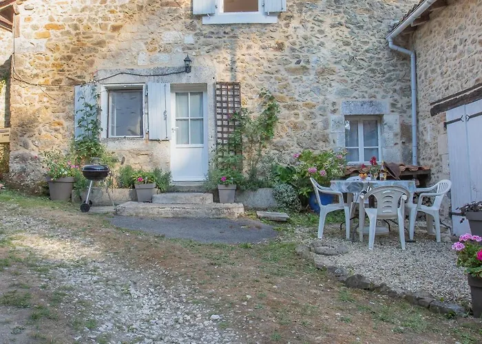 Menet 度假居 Montbron